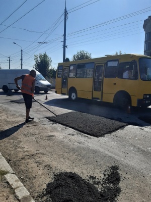 «Латки» на кілька метрів та великі затори: як ремонтують вулицю Хотинську – фото