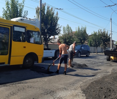 «Латки» на кілька метрів та великі затори: як ремонтують вулицю Хотинську – фото