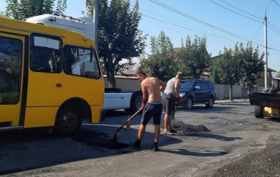 «Латки» на кілька метрів та великі затори: як ремонтують вулицю Хотинську – фото