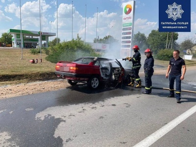 Спалахнуло авто, заправлене газом: деталі пожежі біля АЗС на Буковині