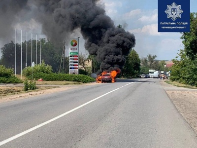 Спалахнуло авто, заправлене газом: деталі пожежі біля АЗС на Буковині