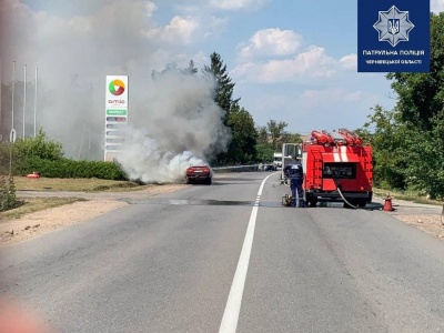 Спалахнуло авто, заправлене газом: деталі пожежі біля АЗС на Буковині