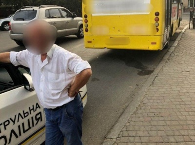 У Чернівцях оштрафували водія маршрутки, який проїхав на червоне світло – відео
