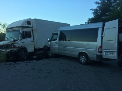 ДТП на Буковині: водій мікроавтобуса виїхав на зустрічну смугу та врізався у вантажівку