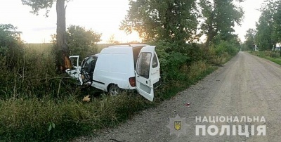 На Буковині «Volkswagen» влетів у дерево: водій і пасажир у лікарні