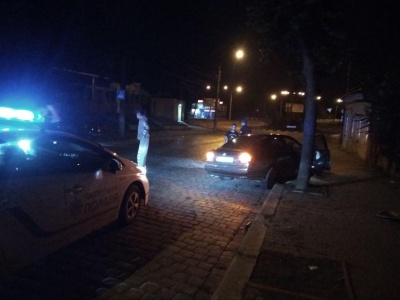 Нічна ДТП у Чернівцях: BMW врізався в дорожній знак і дерево – фото