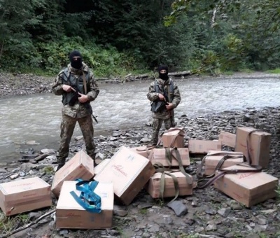 На Буковині біля кордону знову стріляли: контрабандисти втекли через річку, покинувши ящики сигарет