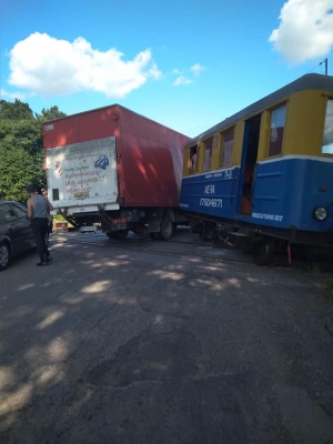 На Буковині ДТП на залізничному переїзді: тепловоз протаранив вантажівку