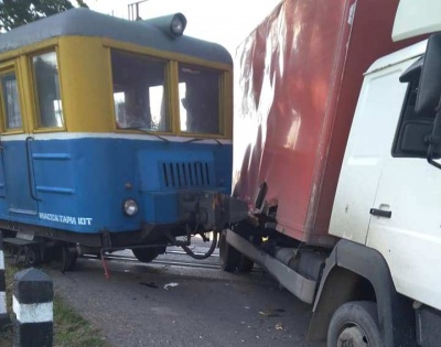 На Буковині ДТП на залізничному переїзді: тепловоз протаранив вантажівку