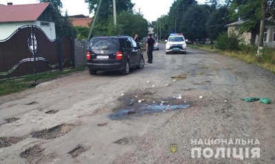 На Буковині водійка «Volkswagen» збила односельця, чоловік у лікарні - фото