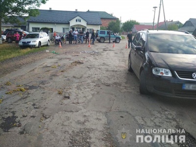 На Буковині водійка «Volkswagen» збила односельця, чоловік у лікарні - фото