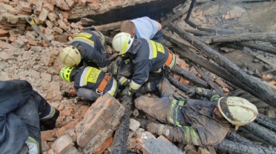 Троє рятувальників постраждали під час пожежі у Дніпрі: на них обвалився дах будівлі