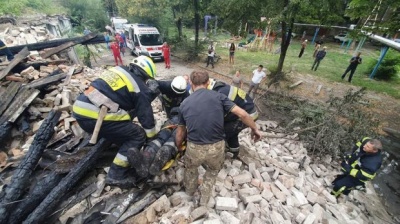Троє рятувальників постраждали під час пожежі у Дніпрі: на них обвалився дах будівлі
