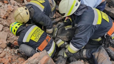 Троє рятувальників постраждали під час пожежі у Дніпрі: на них обвалився дах будівлі