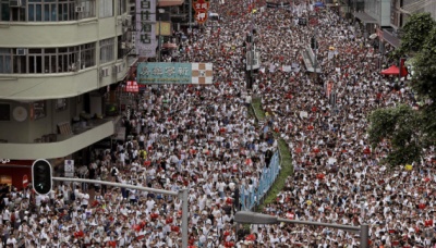 У Гонконзі на марш протесту вийшли 1,7 мільйона осіб