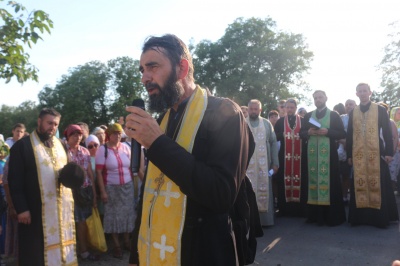 На Буковині віряни ПЦУ пройшлися хресною ходою до жіночого монастиря – фото