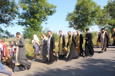На Буковині віряни ПЦУ пройшлися хресною ходою до жіночого монастиря – фото