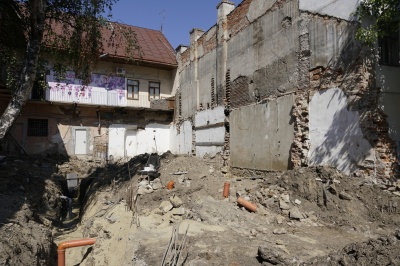 У центрі Чернівців – самовільне будівництво: забудовника перевірять