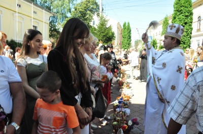 Як у Чернівцях святкували Яблучного Спаса - фото