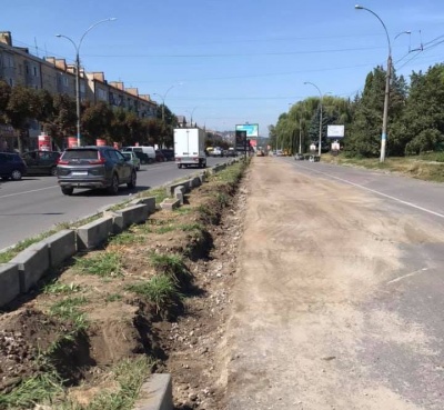 У Чернівцях на проспекті повторно кладуть бордюри, бо підрядник їх «криво виставив»