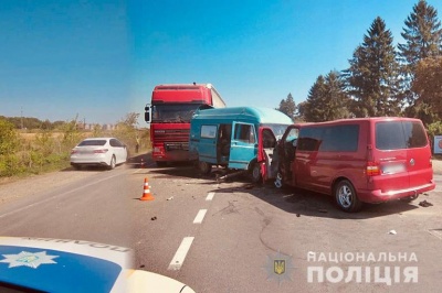 Водій фури з Буковини потрапив у потрійну ДТП біля Коломиї: троє постраждалих - фото