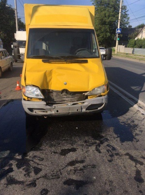 У Чернівцях п’яний водій «буса» вранці врізався у мікроавтобус – фото