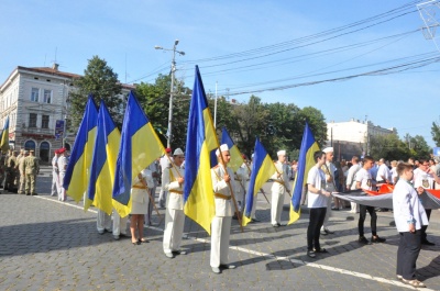 Як у Чернівцях відзначили День прапора – фото