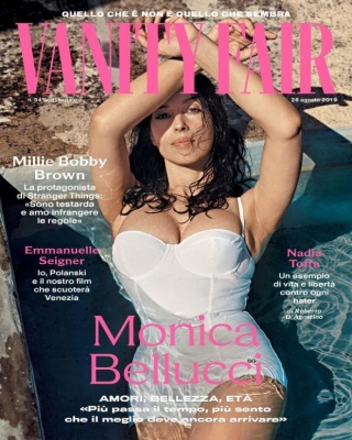 Пишногруда Моніка Беллуччі прикрасила обкладинку Vanity Fair: звабливе фото