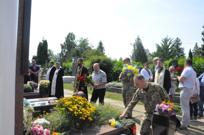 У Чернівцях помолилися і поклали квіти на могили героїв – фото