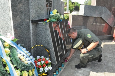 У Чернівцях помолилися і поклали квіти на могили героїв – фото