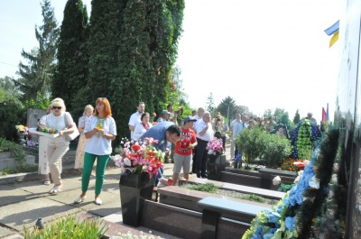 У Чернівцях помолилися і поклали квіти на могили героїв – фото