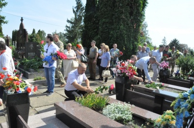 У Чернівцях помолилися і поклали квіти на могили героїв – фото