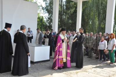 У Чернівцях помолилися і поклали квіти на могили героїв – фото