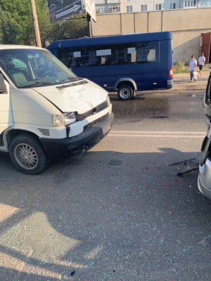 У Чернівцях у ДТП з трьома авто постраждали двоє людей – фото