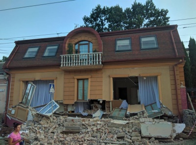 Посипалась стіна: у центрі Чернівців обвалився будинок – фото