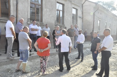 «Тікайте всі, бо валиться будинок»: сусіди аварійного дому в Чернівцях залишилися без газу