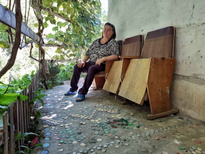 У Чернівцях жінка виклала своє подвір’я кришками від пластикових пляшок