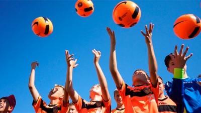 Дві дитячі футбольні команди з Буковини отримали призи від Дарійо Срни