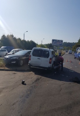 У Чернівцях зіткнулись легковик та мікроавтобус, двоє постраждалих