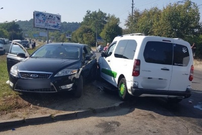 У Чернівцях зіткнулись легковик та мікроавтобус, двоє постраждалих