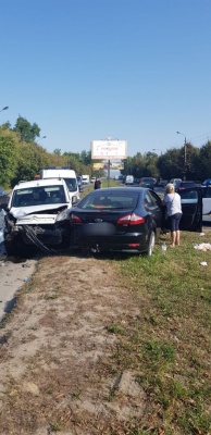 У Чернівцях зіткнулись легковик та мікроавтобус, двоє постраждалих