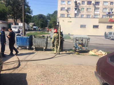 У спальному районі Чернівців рятувальники погасили пожежу в смітнику – фото