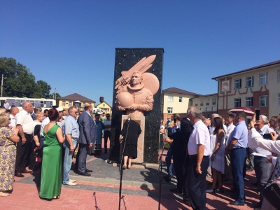 У рідному селі Каденюка на Буковині відкрили пам’ятник знаменитому космонавту – фото