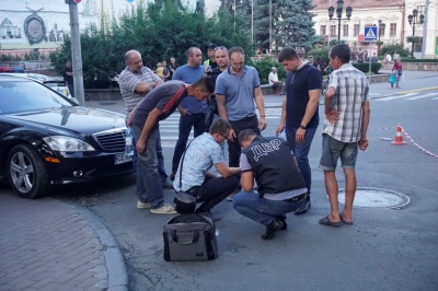 У центрі Чернівців ДБР затримало двох чоловіків – фото