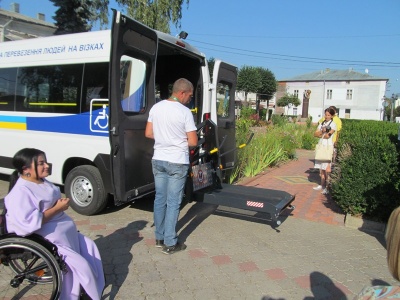 На Буковині з'явилося перше соціальне таксі для людей на візках