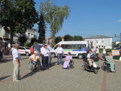 На Буковині з'явилося перше соціальне таксі для людей на візках
