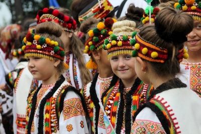 Святкова ватра та запальні танці: як на Буковині проходить гуцульський фестиваль - фото