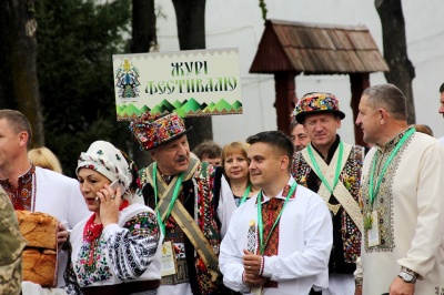 Святкова ватра та запальні танці: як на Буковині проходить гуцульський фестиваль - фото