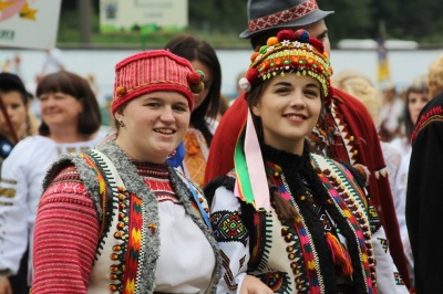 Святкова ватра та запальні танці: як на Буковині проходить гуцульський фестиваль - фото