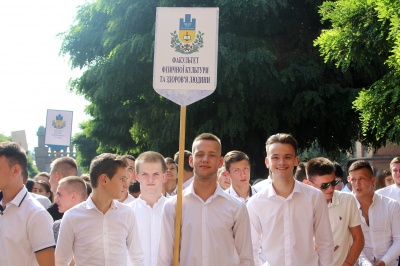 У Чернівцях дві тисячі першокурсників ЧНУ прийняли присягу студента – фото